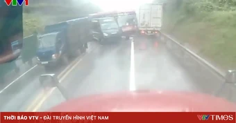 Xe bán tải dừng, đỗ tại vị trí đường hẹp gây tai nạn liên hoàn