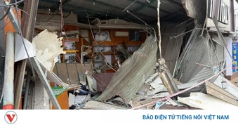 Xe ben hất văng dải phân cách, lao vào cửa hàng mắt kính ở TP.HCM