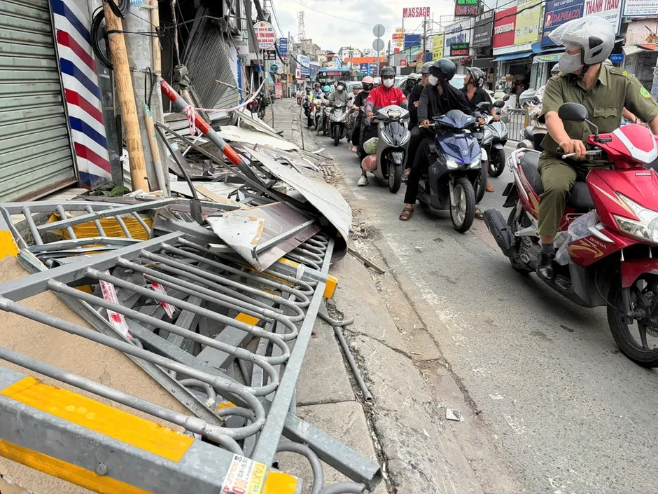 Xe ben lao vào cửa hàng ở Linh Xuân, 4 người trong một gia đình thoát nạn Xe ben lao vào cửa hàng ở Linh Xuân, 4 người trong một gia đình thoát nạn