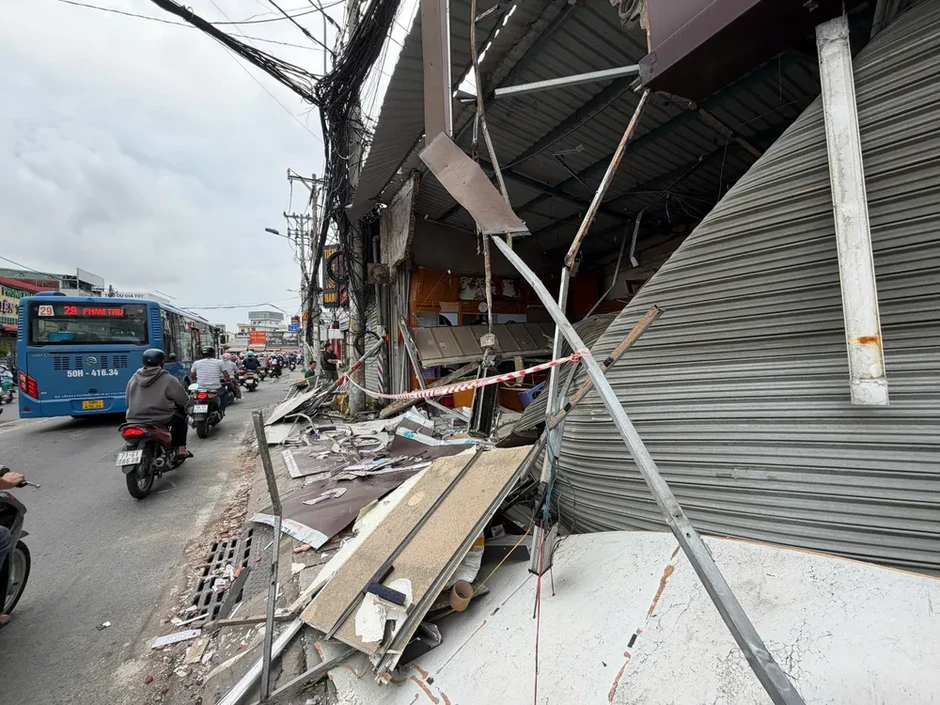 Xe ben lao vào cửa hàng ở Linh Xuân, 4 người trong một gia đình thoát nạn Xe ben lao vào cửa hàng ở Linh Xuân, 4 người trong một gia đình thoát nạn