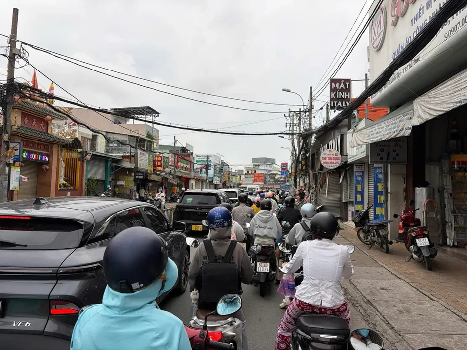 Xe ben lao vào cửa hàng ở Thủ Đức, 4 người trong một gia đình thoát nạn Xe ben lao vào cửa hàng ở Thủ Đức, 4 người trong một gia đình thoát nạn