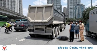 Xe ben va chạm xe máy tại ngã tư Phạm Hùng-Trần Duy Hưng, 1 người bị thương