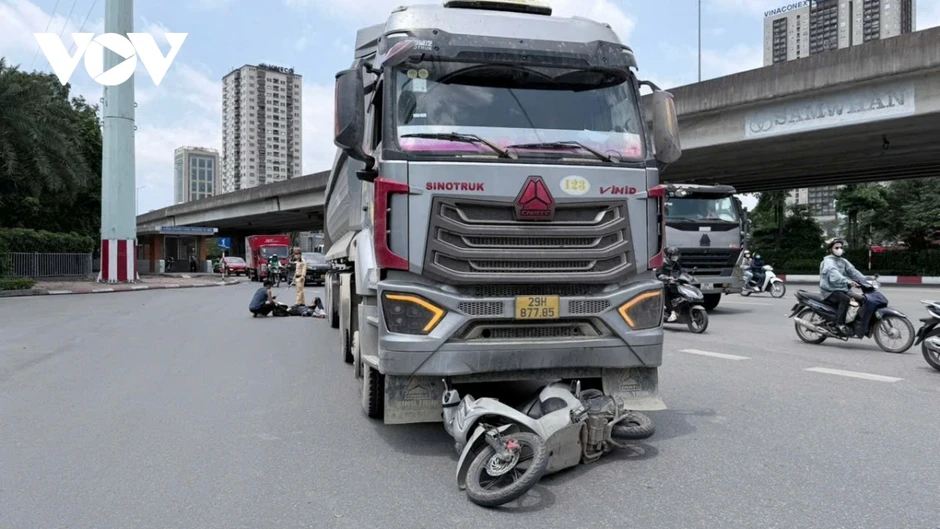 Xe ben va chạm xe máy tại ngã tư Phạm Hùng-Trần Duy Hưng, 1 người bị thương