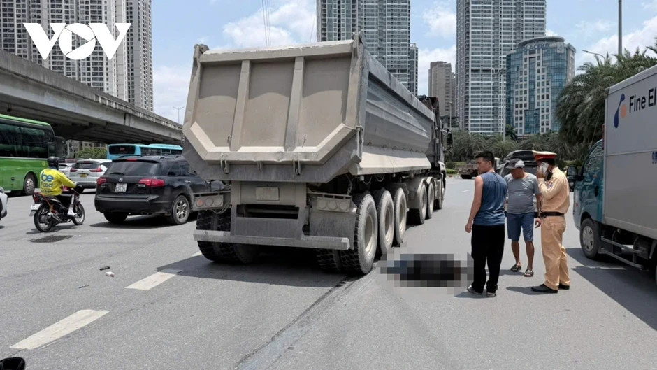 Xe ben va chạm xe máy tại ngã tư Phạm Hùng-Trần Duy Hưng, 1 người bị thương