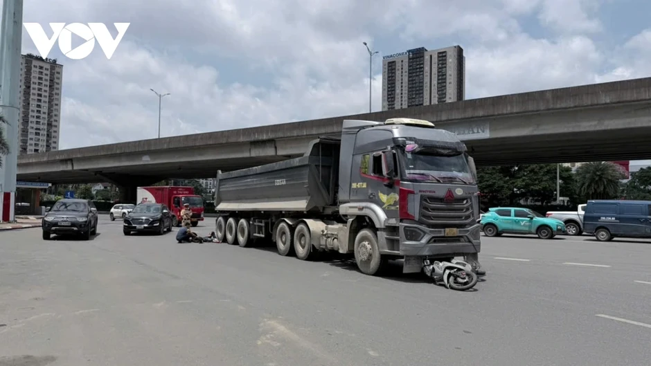 Xe ben va chạm xe máy tại ngã tư Phạm Hùng-Trần Duy Hưng, 1 người bị thương