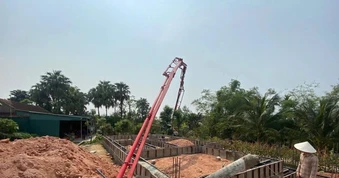 Xe bơm bê tông gặp sự cố, thợ xây tử vong