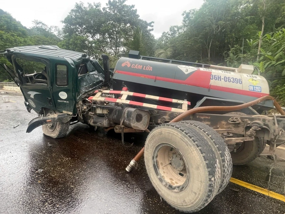 Xe bồn chở dầu gặp nạn ở Thanh Hóa, tài xế tử vong Xe bồn chở dầu gặp nạn ở Thanh Hóa, tài xế tử vong