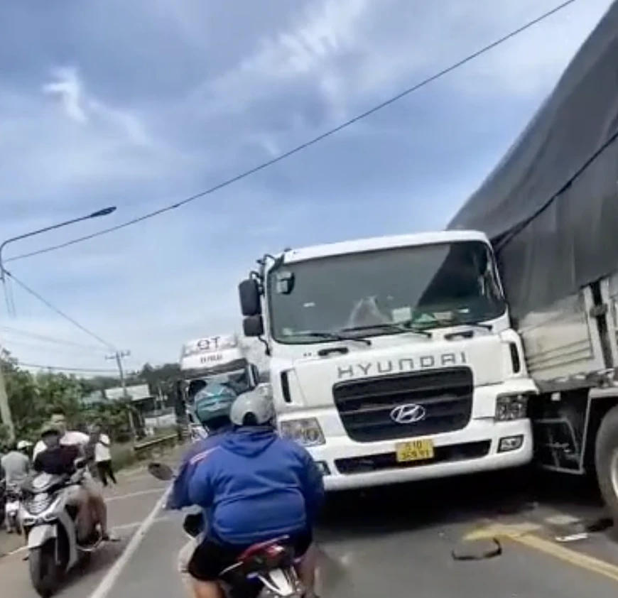 Xe bồn chở xăng vượt ẩu gây tai nạn nghiêm trọng ở Đồng Nai Xe bồn chở xăng vượt ẩu gây tai nạn nghiêm trọng ở Đồng Nai