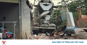 Xe bồn mất phanh lao sập nhà dân ở Đồng Nai, 2 người thương vong