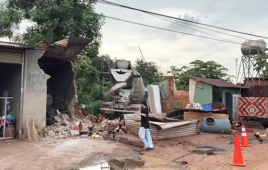 Xe bồn mất phanh lao sập nhà dân ở Đồng Nai, 2 người thương vong