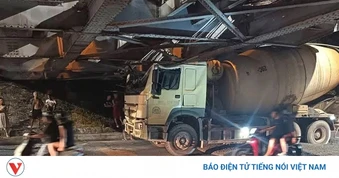 Xe bồn tông gầm cầu Long Biên, một phần kết cấu bị hư hỏng