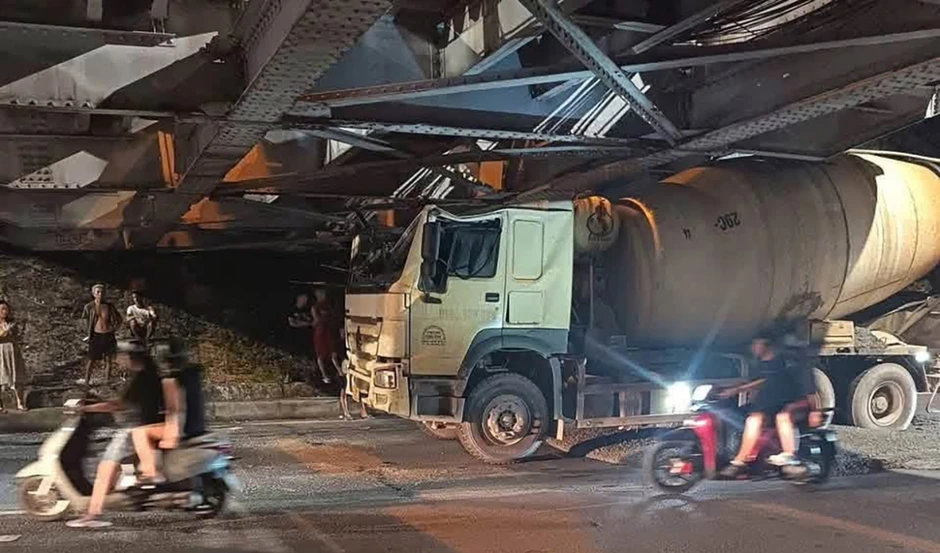 Xe bồn tông gầm cầu Long Biên, một phần kết cấu bị hư hỏng Xe bồn tông gầm cầu Long Biên, một phần kết cấu bị hư hỏng