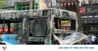Xe buýt bất ngờ bốc cháy dữ dội trên phố Lý Thường Kiệt, Hà Nội