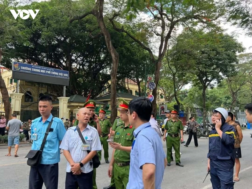 Xe buýt bất ngờ bốc cháy dữ dội trên phố Lý Thường Kiệt, Hà Nội Xe buýt bất ngờ bốc cháy dữ dội trên phố Lý Thường Kiệt, Hà Nội