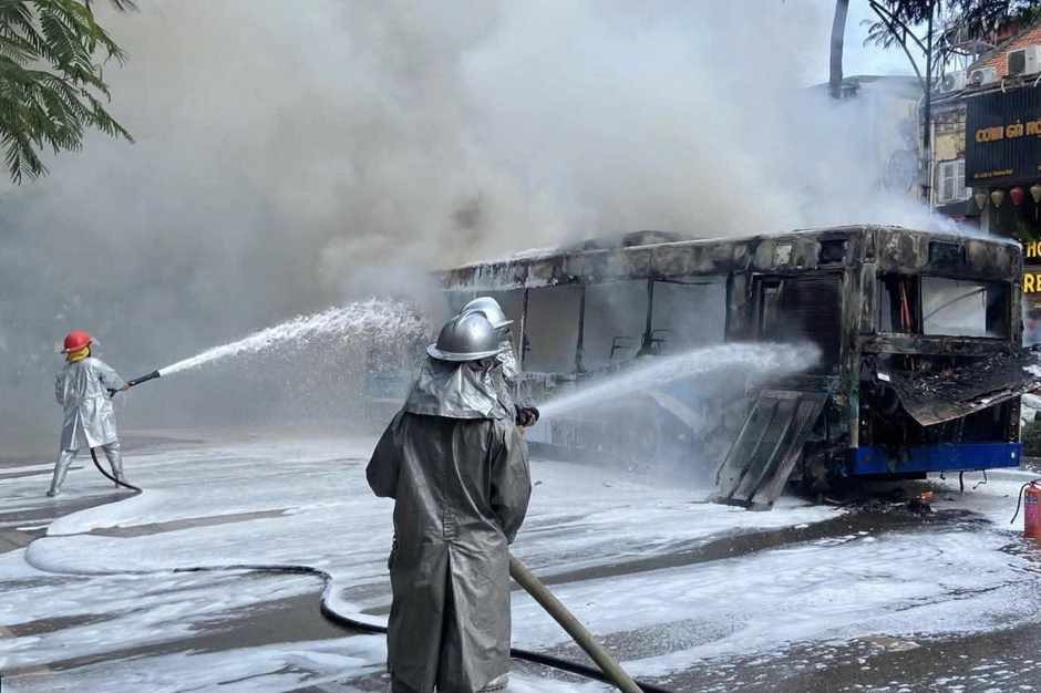 Xe buýt cháy trơ khung trên phố Lý Thường Kiệt, Hà Nội Xe buýt cháy trơ khung trên phố Lý Thường Kiệt, Hà Nội