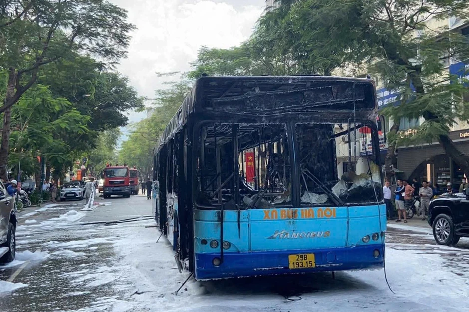 Xe buýt cháy trơ khung trên phố Lý Thường Kiệt, Hà Nội Xe buýt cháy trơ khung trên phố Lý Thường Kiệt, Hà Nội
