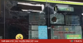 Xe buýt đang lưu thông bị mảng vữa từ ga tàu điện Cát Linh-Hà Đông rơi thủng kính