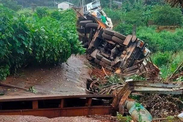 Xe cẩu tông sập cầu sắt ở Đồng Nai rồi lao xuống vực, hai người trong xe thoát nạn Xe cẩu tông sập cầu sắt ở Đồng Nai rồi lao xuống vực, hai người trong xe thoát nạn