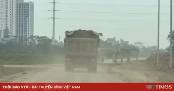 Xe chở đất từ hồ điều hòa gây trơn trượt, bụi bặm