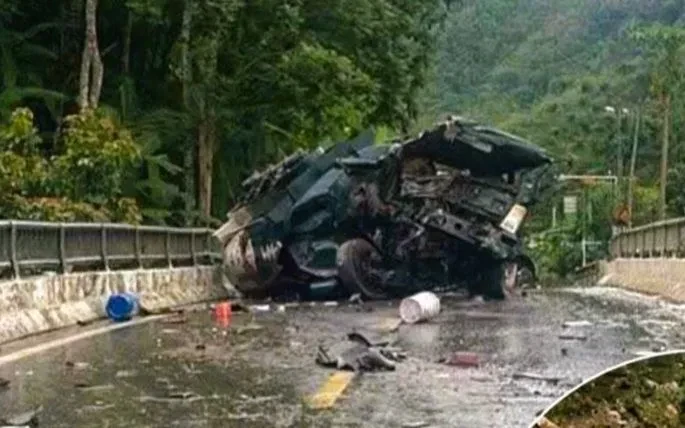 Xe chở dầu mất phanh lao vào lan can cầu, tài xế tử vong