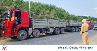 Xe chở than gây bất an cho người đi đường trên Quốc lộ 49 ở Huế