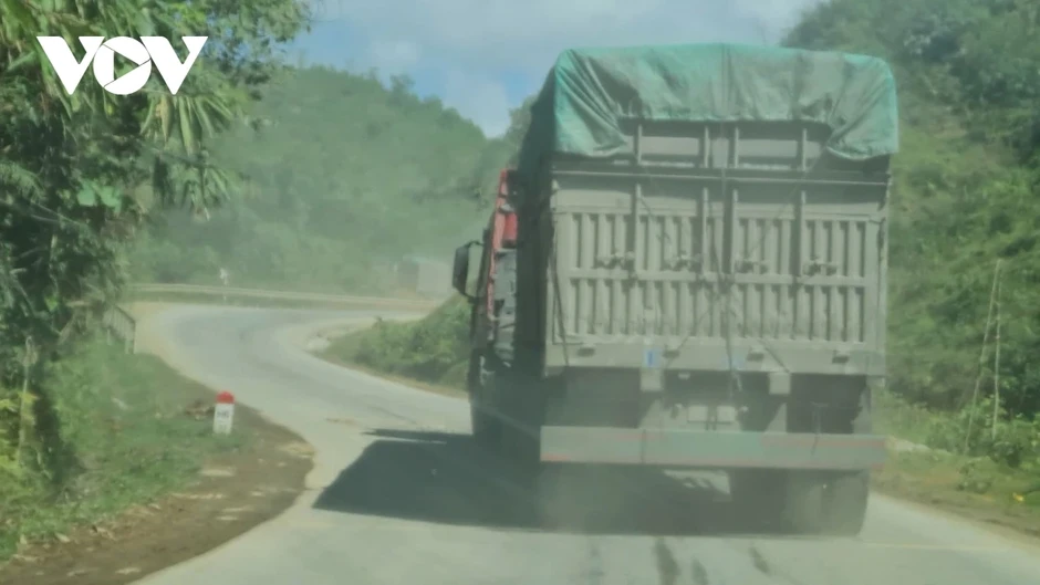 Xe chở than gây bất an cho người đi đường trên Quốc lộ 49 ở Huế