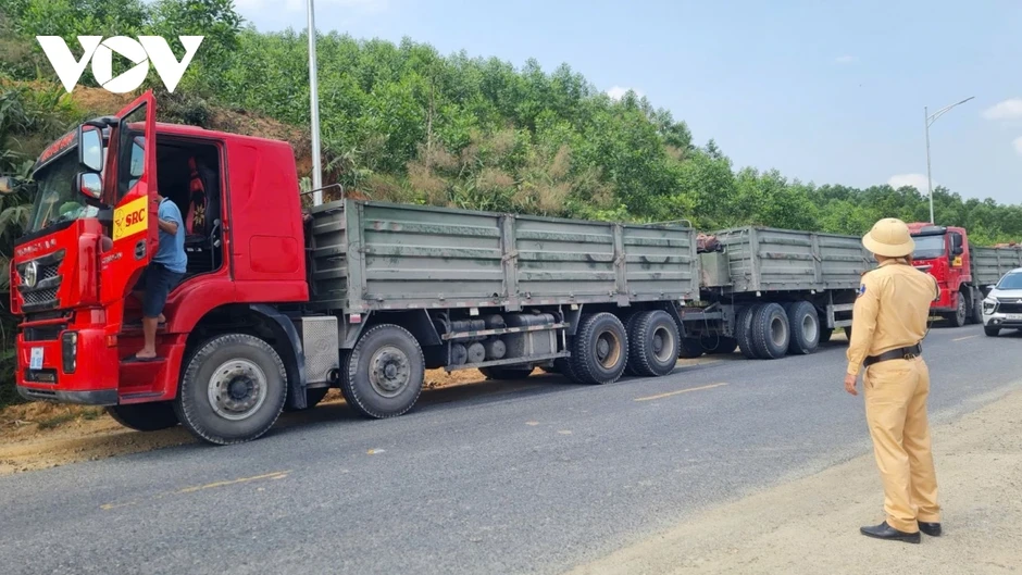 Xe chở than gây bất an cho người đi đường trên Quốc lộ 49 ở Huế
