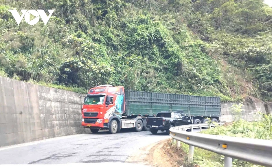 Xe chở than gây bất an cho người đi đường trên Quốc lộ 49 ở Huế Xe chở than gây bất an cho người đi đường trên Quốc lộ 49 ở Huế