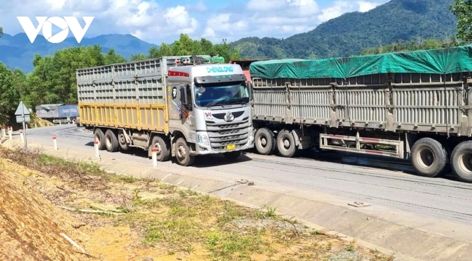 Xe chở than gây bất an cho người đi đường trên Quốc lộ 49 ở Huế