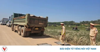 Xe chở vật liệu gây mất an toàn trên đường quê Quảng Ngãi