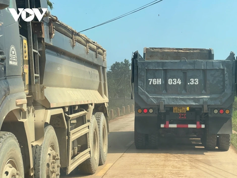 Xe chở vật liệu gây mất an toàn trên đường quê Quảng Ngãi Xe chở vật liệu gây mất an toàn trên đường quê Quảng Ngãi