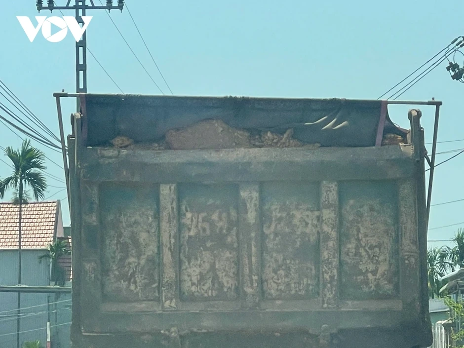 Xe chở vật liệu gây mất an toàn trên đường quê Quảng Ngãi Xe chở vật liệu gây mất an toàn trên đường quê Quảng Ngãi