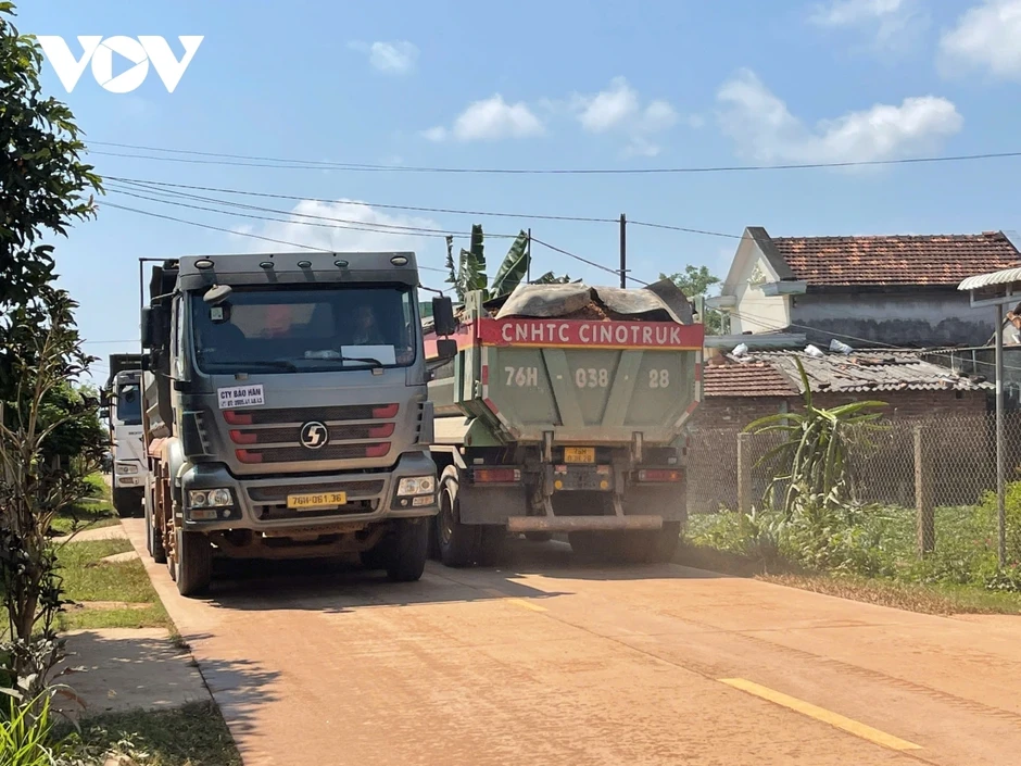 Xe chở vật liệu gây mất an toàn trên đường quê Quảng Ngãi Xe chở vật liệu gây mất an toàn trên đường quê Quảng Ngãi