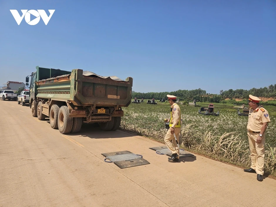 Xe chở vật liệu gây mất an toàn trên đường quê Quảng Ngãi Xe chở vật liệu gây mất an toàn trên đường quê Quảng Ngãi