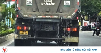 Xe chở vật liệu làm nước chảy xuống nhiều tuyến đường ở Quảng Ngãi