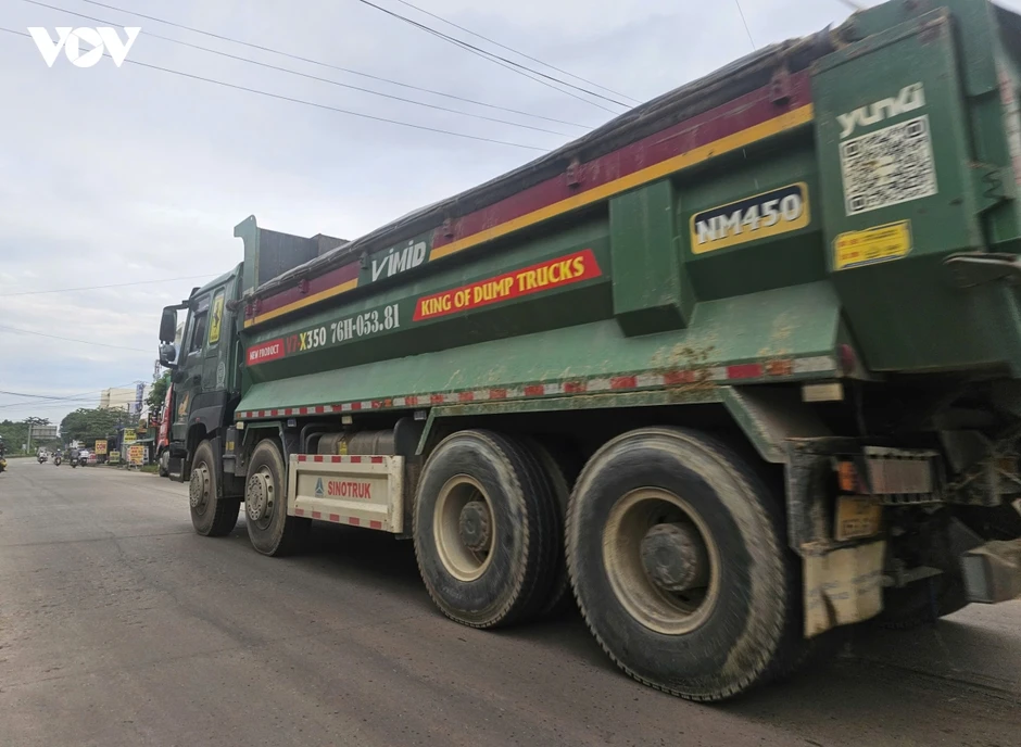 Xe chở vật liệu làm nước chảy xuống nhiều tuyến đường ở Quảng Ngãi Xe chở vật liệu làm nước chảy xuống nhiều tuyến đường ở Quảng Ngãi