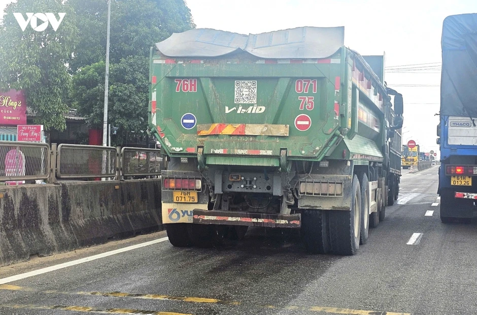 Xe chở vật liệu làm nước chảy xuống nhiều tuyến đường ở Quảng Ngãi Xe chở vật liệu làm nước chảy xuống nhiều tuyến đường ở Quảng Ngãi