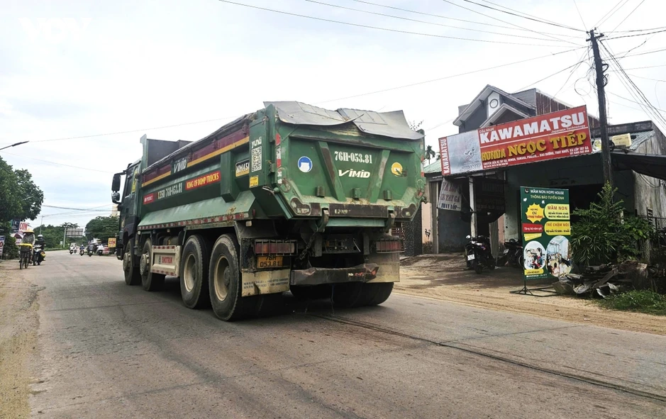 Xe chở vật liệu làm nước chảy xuống nhiều tuyến đường ở Quảng Ngãi Xe chở vật liệu làm nước chảy xuống nhiều tuyến đường ở Quảng Ngãi