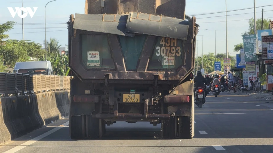Xe chở vật liệu làm nước chảy xuống nhiều tuyến đường ở Quảng Ngãi Xe chở vật liệu làm nước chảy xuống nhiều tuyến đường ở Quảng Ngãi