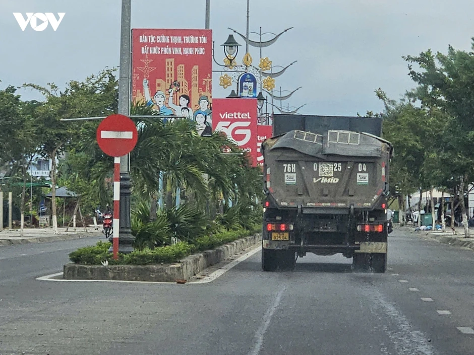 Xe chở vật liệu làm nước chảy xuống nhiều tuyến đường ở Quảng Ngãi Xe chở vật liệu làm nước chảy xuống nhiều tuyến đường ở Quảng Ngãi