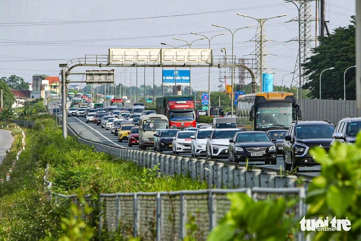 Xe cộ bắt đầu dồn về các cửa ngõ Hà Nội, nội đô vẫn thông thoáng Xe cộ bắt đầu dồn về các cửa ngõ Hà Nội, nội đô vẫn thông thoáng