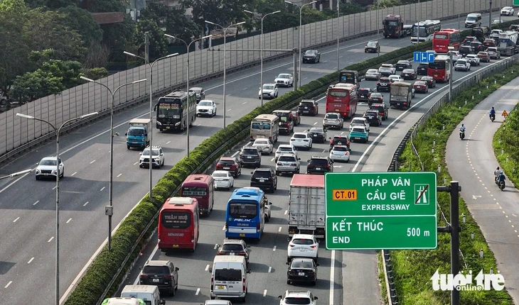 Xe cộ bắt đầu dồn về các cửa ngõ Hà Nội, nội đô vẫn thông thoáng Xe cộ bắt đầu dồn về các cửa ngõ Hà Nội, nội đô vẫn thông thoáng