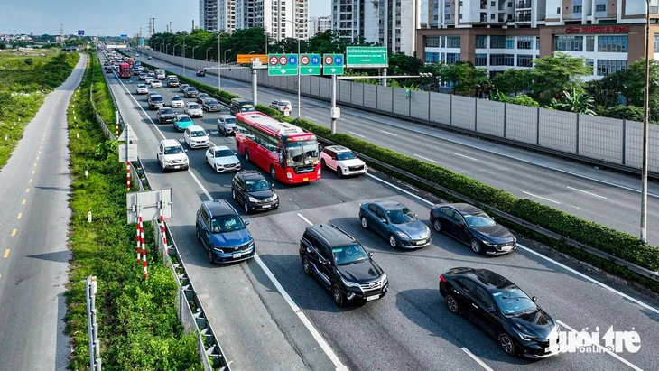 Xe cộ bắt đầu dồn về các cửa ngõ Hà Nội, nội đô vẫn thông thoáng Xe cộ bắt đầu dồn về các cửa ngõ Hà Nội, nội đô vẫn thông thoáng