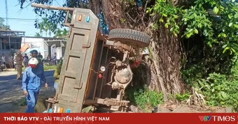 Xe công nông bị hất văng sau cú va chạm với xe đầu kéo
