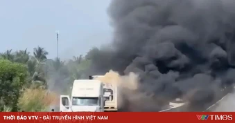 Xe container bốc cháy ngùn ngụt trên cao tốc Trung Lương - Mỹ Thuận