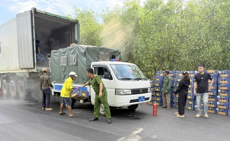 Xe container chở 20 tấn sầu riêng bất ngờ bốc cháy sau sự cố nổ lốp Xe container chở 20 tấn sầu riêng bất ngờ bốc cháy sau sự cố nổ lốp