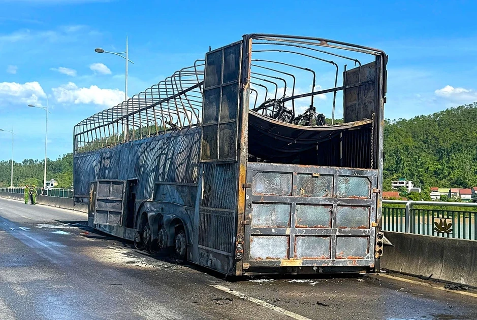 Xe container chở hơn 100 xe máy bốc cháy trên cầu Bến Thủy 2 bắc qua sông Lam Xe container chở hơn 100 xe máy bốc cháy trên cầu Bến Thủy 2 bắc qua sông Lam