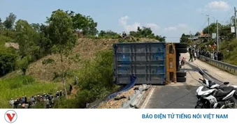 Xe container lấn làn va chạm xe máy làm 3 người tử vong ở Đắk Lắk