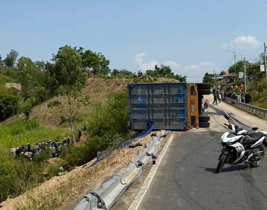 Xe container lấn làn va chạm xe máy làm 3 người tử vong ở Đắk Lắk Xe container lấn làn va chạm xe máy làm 3 người tử vong ở Đắk Lắk