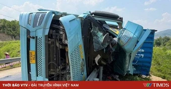 Xe container va chạm xe máy khiến 3 người tử vong
